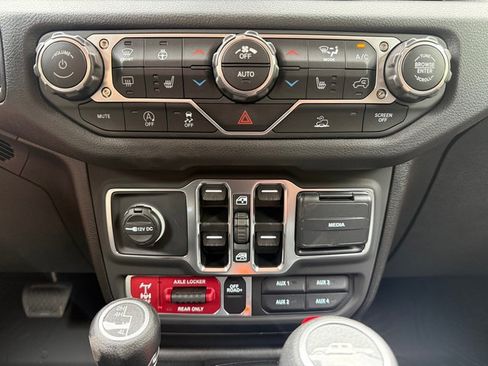 New 2025 Jeep Gladiator Sport image 26