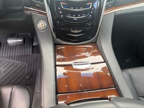 Used 2018 Cadillac Escalade Premium Luxury AWD/4WD image 23