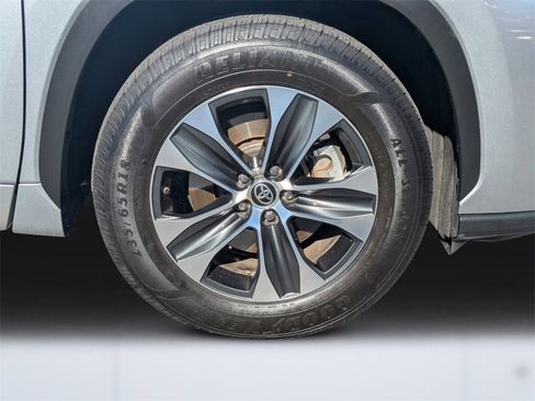 Used 2021 Toyota Highlander XLE image 11