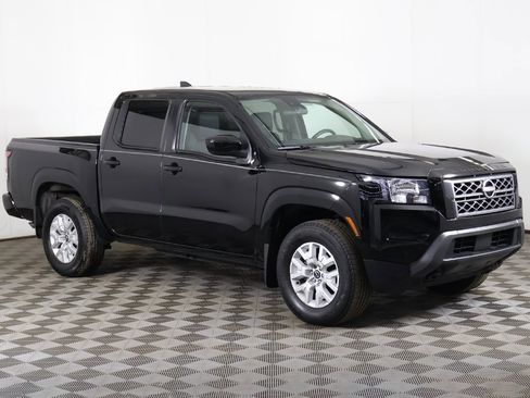 Used 2022 Nissan Frontier SV image 2