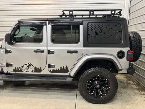 Used 2018 Jeep Wrangler Unlimited Sahara w/ Dual Top Group AWD/4WD image 5