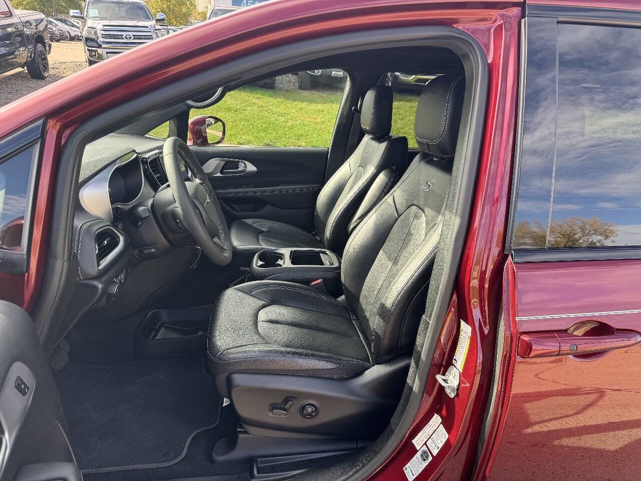 Used 2022 Chrysler Pacifica Touring-L w/ S Appearance Package AWD/4WD image 10