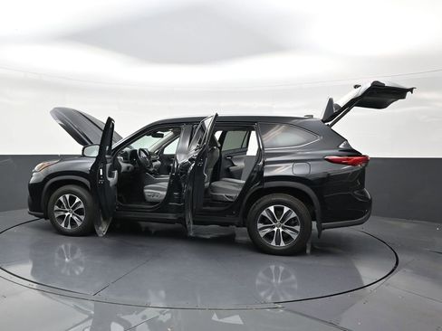 Used 2021 Toyota Highlander XLE AWD/4WD image 30