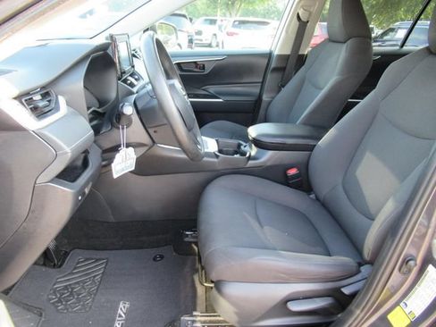 Used 2019 Toyota RAV4 LE FWD image 18