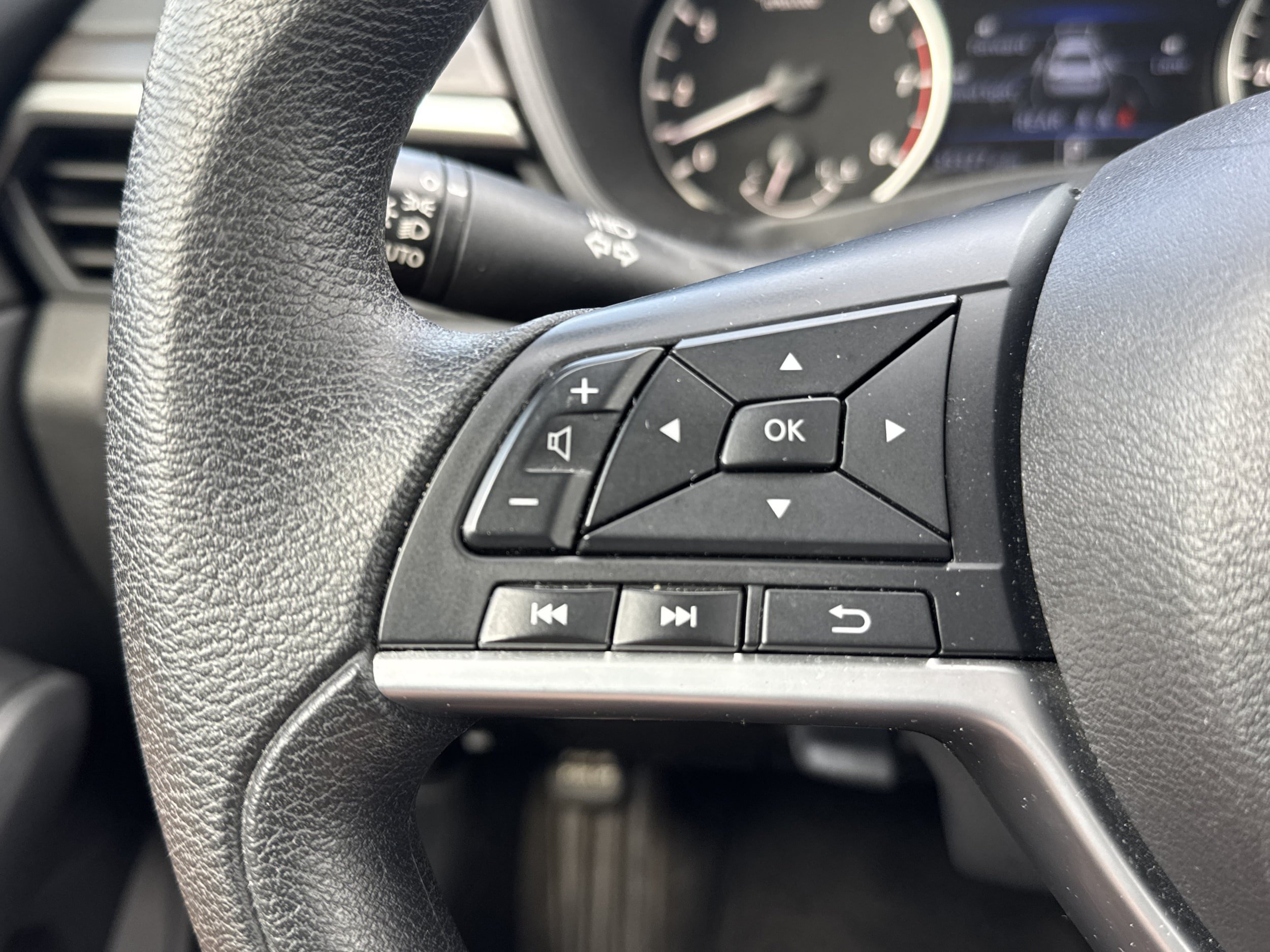 Used 2025 Nissan Altima 2.5 SV FWD image 31