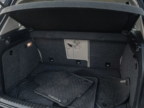 Used 2017 Volkswagen Tiguan S image 9