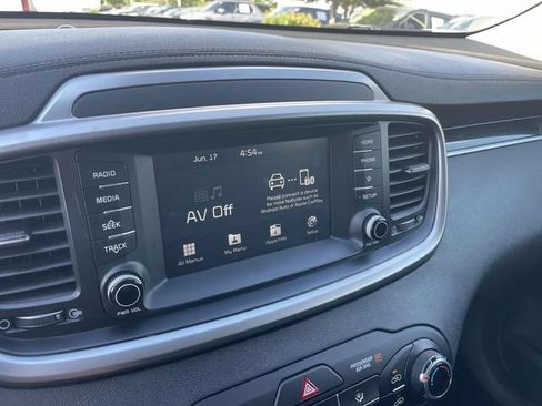 Used 2020 Kia Sorento FWD V6 image 27