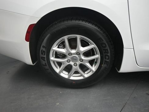 Used 2023 Chrysler Voyager LX image 22