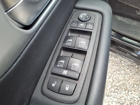 Used 2025 Chrysler Pacifica Limited FWD image 26