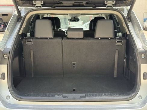 Used 2024 Toyota Highlander XLE FWD image 35