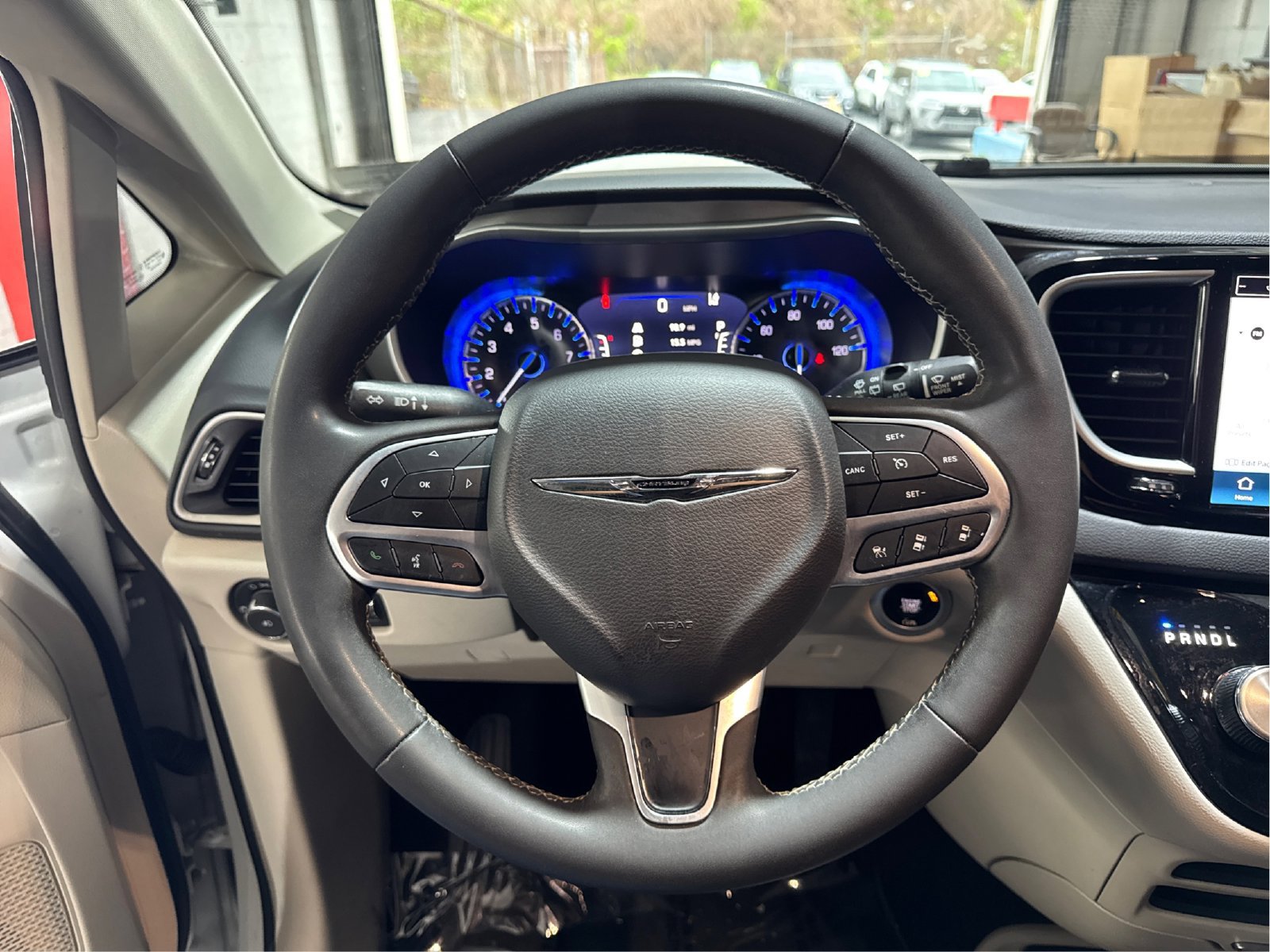 Used 2023 Chrysler Pacifica Touring-L FWD image 17