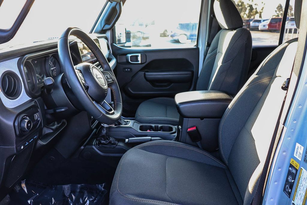 Used 2024 Jeep Wrangler Unlimited AWD/4WD image 21