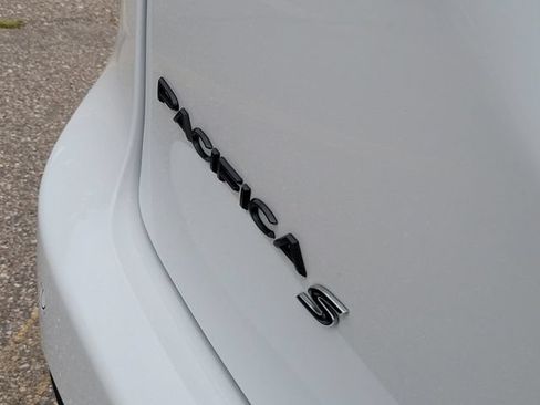 Used 2024 Chrysler Pacifica Limited FWD image 7