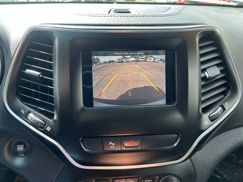 Used 2020 Jeep Cherokee Latitude Plus AWD/4WD image 17