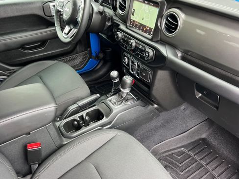 Used 2022 Jeep Wrangler Unlimited Sahara w/ Cold Weather Group AWD/4WD image 17