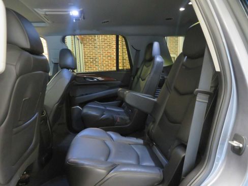 Used 2018 Cadillac Escalade Luxury AWD/4WD image 20