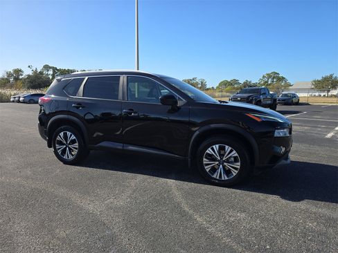 Used 2023 Nissan Rogue SV w/ SV Premium B Package image 2