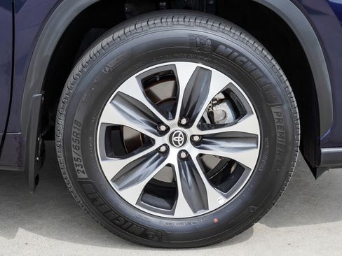Certified 2025 Toyota Highlander XLE AWD/4WD image 10