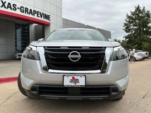 Used 2025 Nissan Pathfinder SV FWD image 3