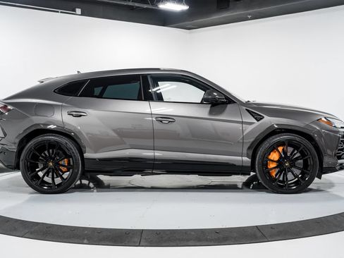 Used 2022 Lamborghini Urus AWD/4WD image 2
