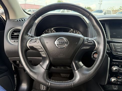 Used 2020 Nissan Pathfinder SV image 13
