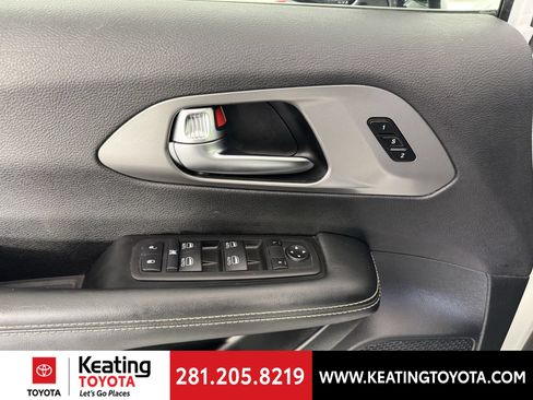 Used 2025 Chrysler Pacifica Select FWD image 12
