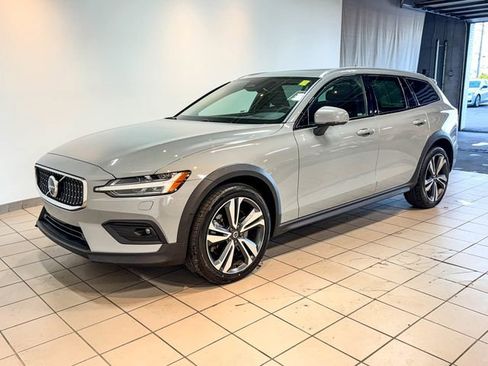 Used 2024 Volvo V60 B5 Cross Country Plus w/ Protection Package Premier image 13