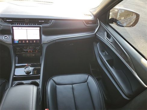 Used 2025 Jeep Grand Cherokee Limited w/ Luxury Tech Group II image 17