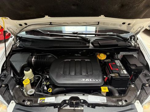 Used 2014 Chrysler Town & Country Touring FWD image 31