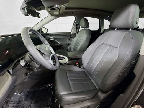 Used 2025 Audi Q5 Premium w/ Convenience Package image 5