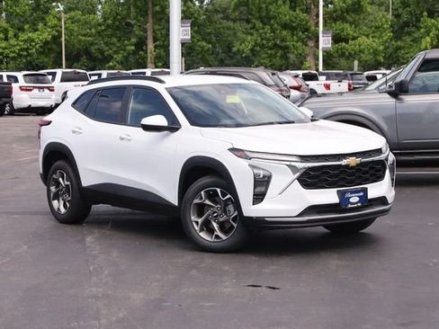 Used 2025 Chevrolet Trax LT w/ LT Convenience Package FWD image 2