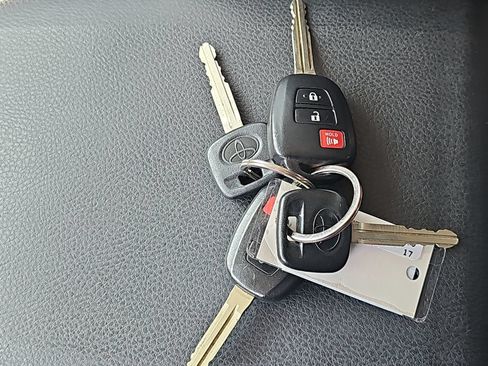 Used 2017 Toyota Tacoma SR5 RWD image 10