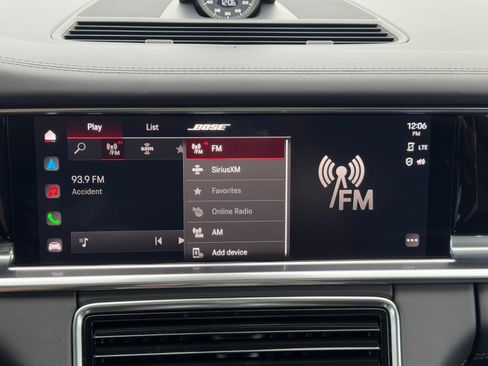 Used 2022 Porsche Panamera 4S w/ Premium Package image 27