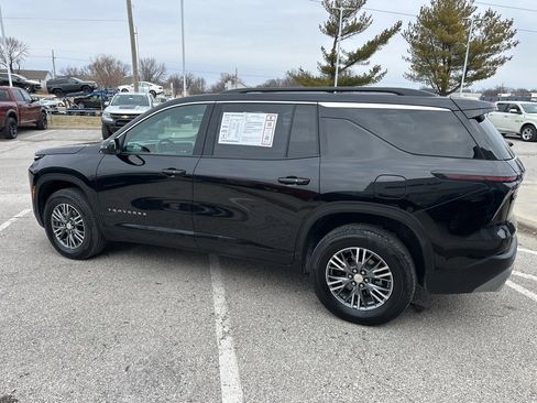 Used 2025 Chevrolet Traverse LT image 17