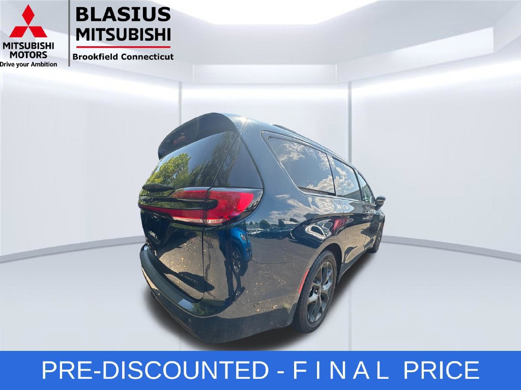 Used 2023 Chrysler Pacifica Limited w/ S Appearance Package FWD image 8