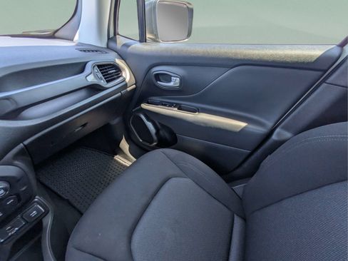 Used 2023 Jeep Renegade Latitude AWD/4WD image 15