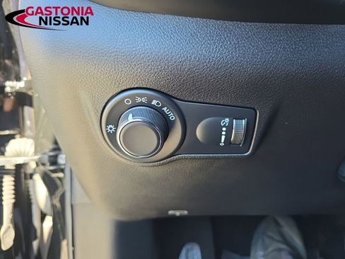 Used 2025 Jeep Compass Sport image 36