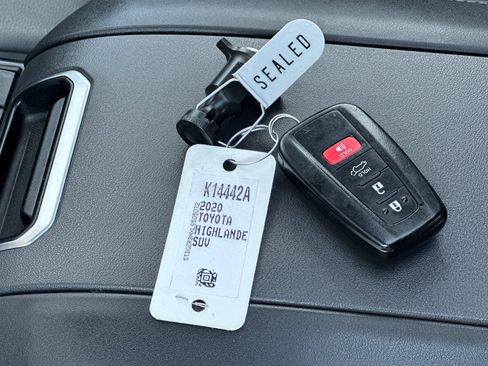 Used 2020 Toyota Highlander XLE AWD/4WD image 33