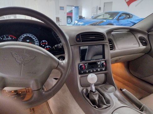 Used 2004 Chevrolet Corvette Convertible w/ Preferred Equipment Group RWD image 13