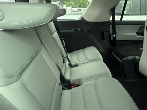 Used 2025 Ford Expedition Platinum w/ Driver's Package AWD/4WD image 17