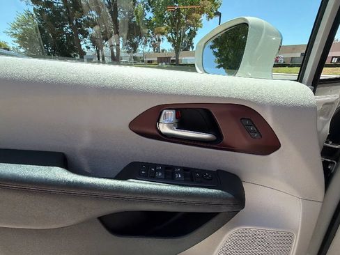 Used 2020 Chrysler Pacifica Limited w/ Advanced Safetytec Group FWD image 19