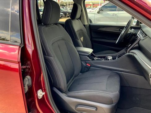 Used 2023 Jeep Grand Cherokee Laredo w/ Luxury Tech Group I image 8