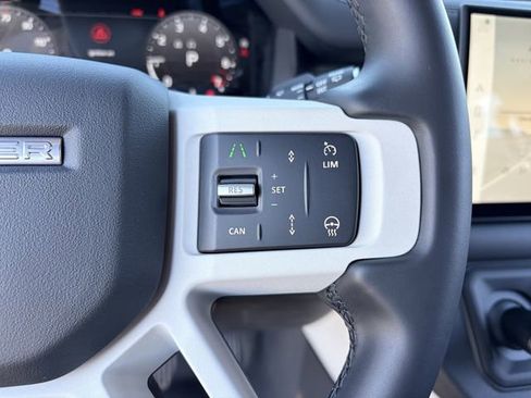 Used 2025 Land Rover Defender 110 X-Dynamic SE image 9