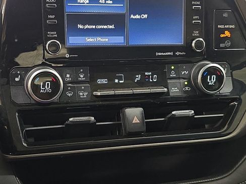 Used 2020 Toyota Highlander XLE AWD/4WD image 25