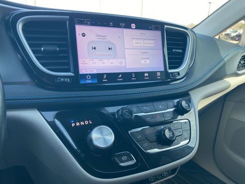 Used 2021 Chrysler Pacifica Touring-L w/ Uconnect Theater Family Group image 20