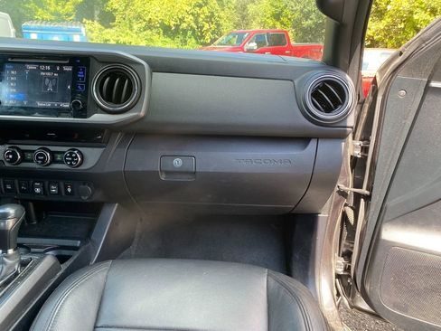 Used 2018 Toyota Tacoma TRD Off-Road w/ Technology Package image 29