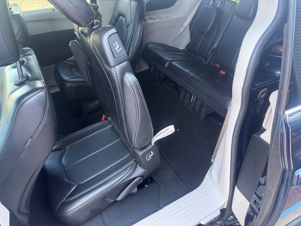 Used 2023 Chrysler Pacifica Touring-L FWD image 16
