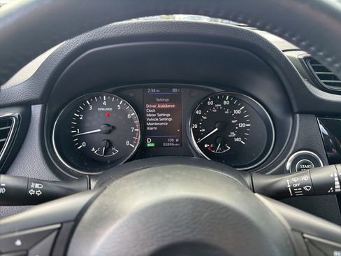 Used 2018 Nissan Rogue SV w/ Premium Package image 19