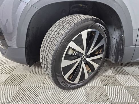 Used 2023 Volkswagen Taos SE w/ Panoramic Sunroof Package FWD image 10