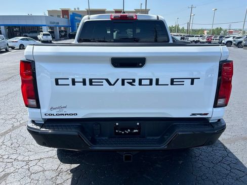 Used 2025 Chevrolet Colorado ZR2 w/ Technology Package AWD/4WD image 6